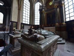 Two tombs with metal statues of the Swedish kings on top